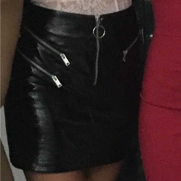 US 2 faux leather black mini skirt - Picture 2 of 6